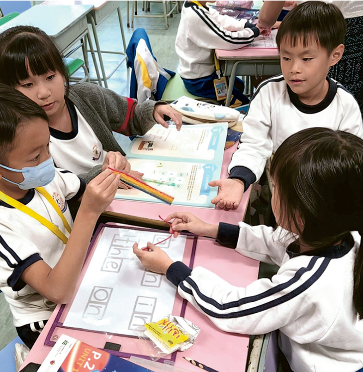 一連串結合視覺、觸覺與遊戲化的教學方式，搭配特色教具，循序漸進引導