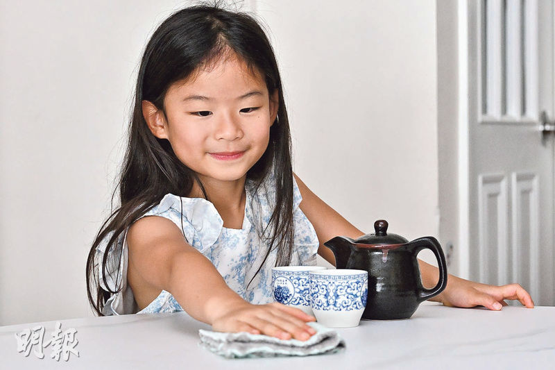 家長應教導孩子保持茶席乾爽，若不慎倒翻茶水，可引導他們冷靜面對，動手抹乾，切勿責罵