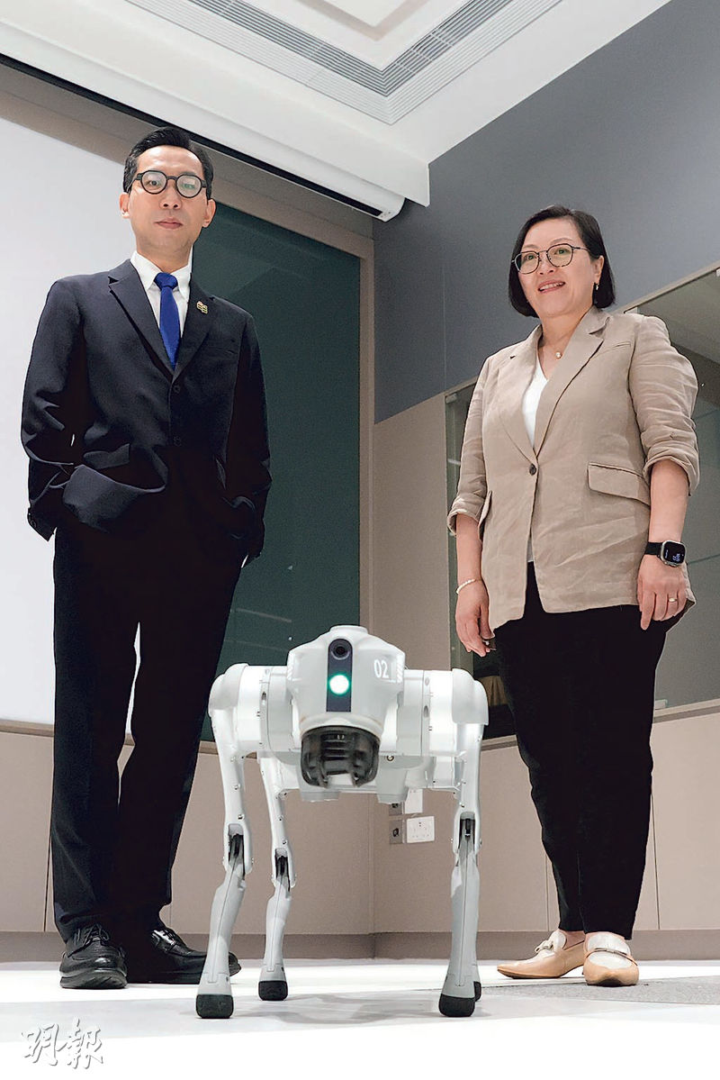 教大協理副校長（學術質素保證）楊少詩（右）、教學科技中心總監鄭國城（左）